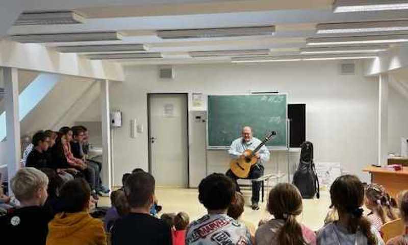 Kytarový koncert ve škole